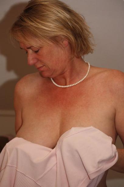 20P Mature ladies braless cleavage pokies 205