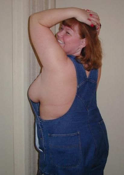 20P Mature ladies braless cleavage pokies 205