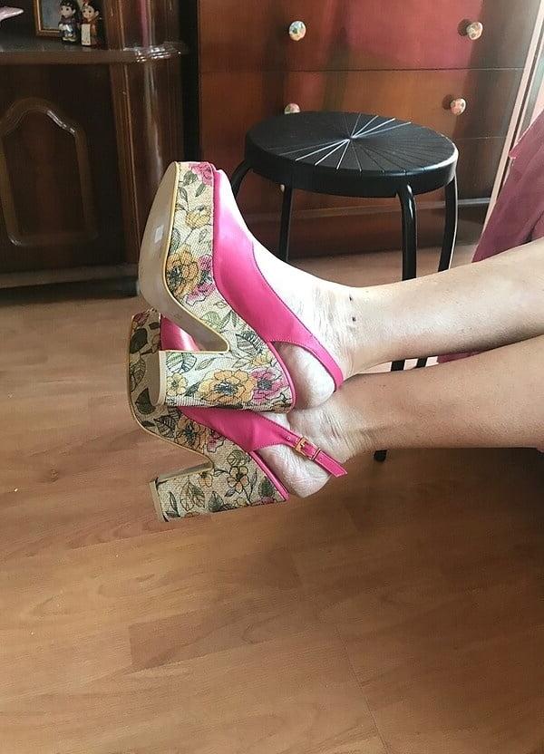 25P Turkish amateur women exhibiting themselves