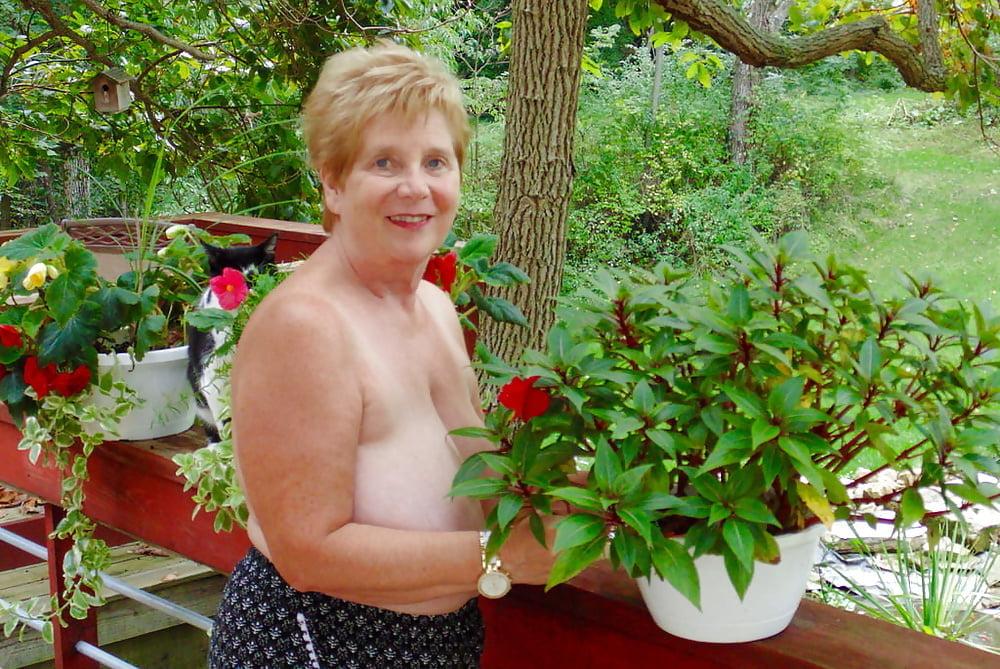 25P Who is this lovely lady (Please comment or msg me)