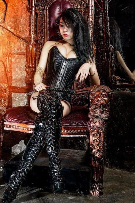 25P A Special Femdom Gallery