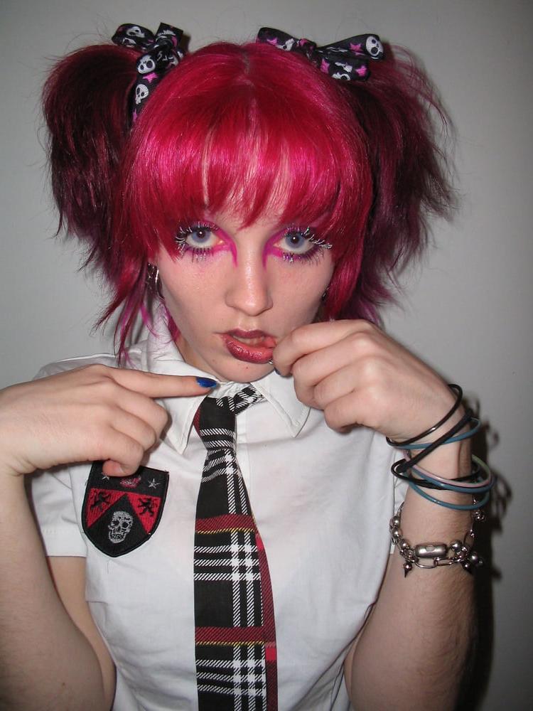 25P Goth teen shows off NN