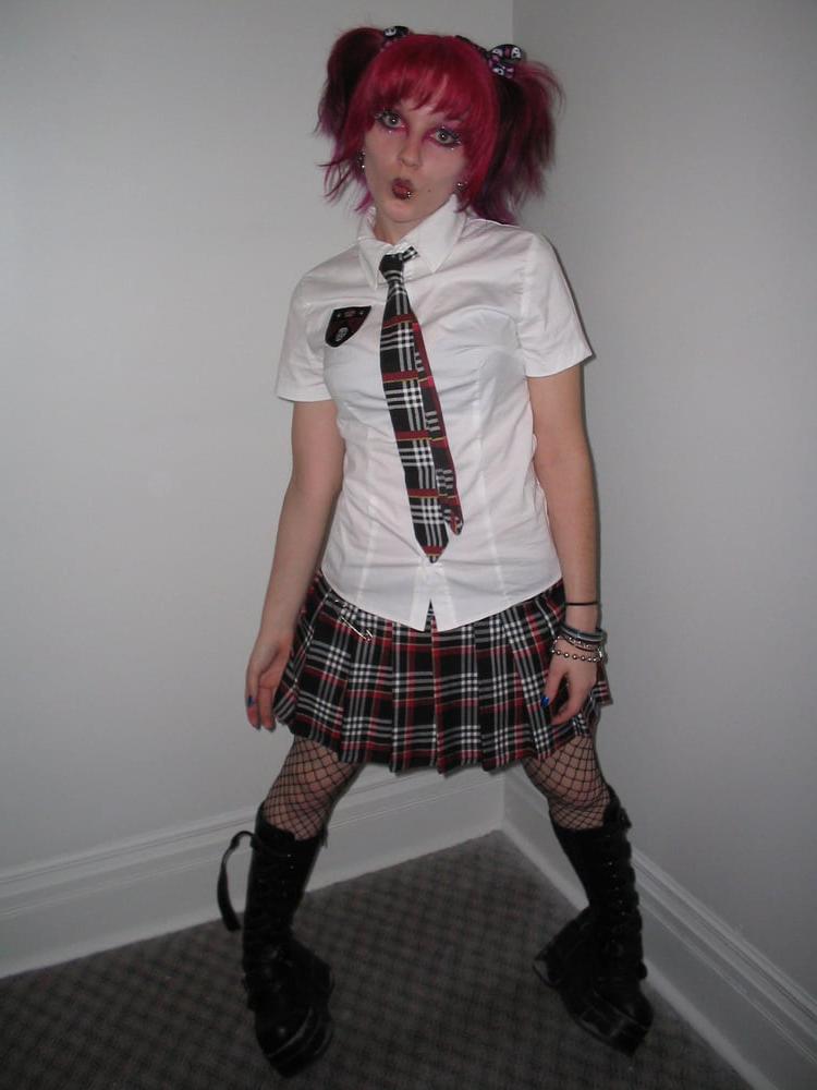 25P Goth teen shows off NN