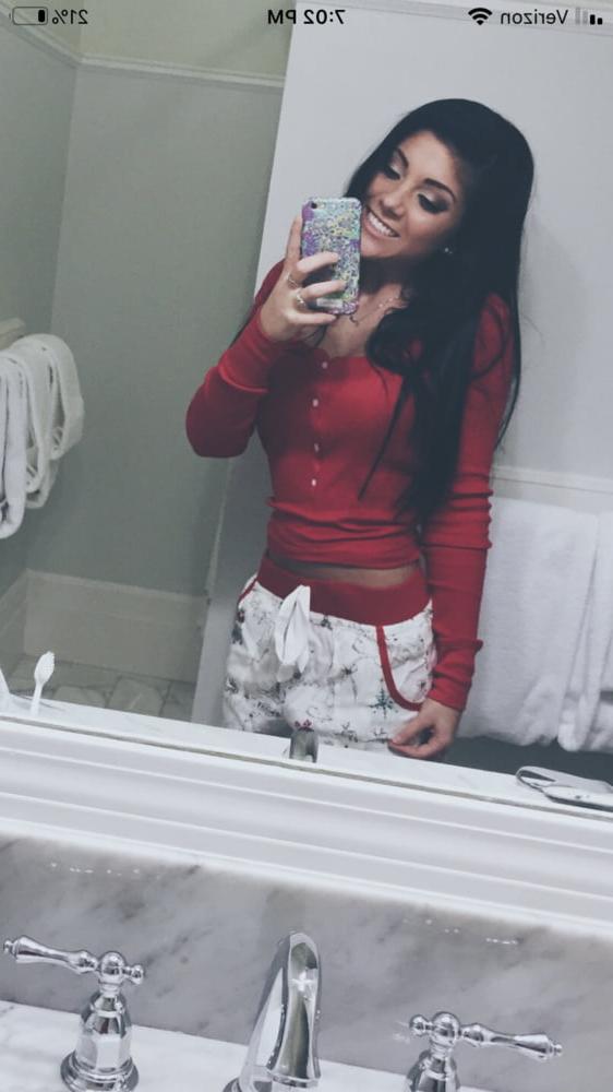 25P HOT Bryant University Girl With Friends