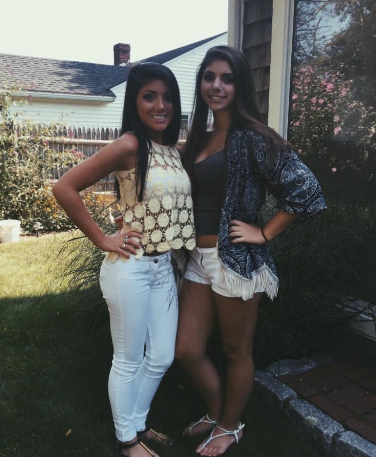 25P HOT Bryant University Girl With Friends