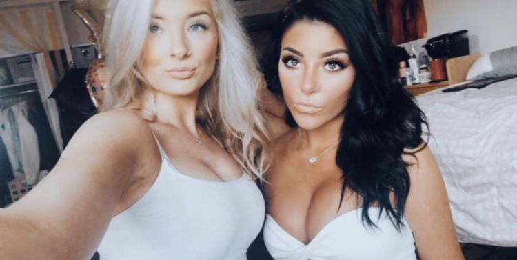 25P HOT Bryant University Girl With Friends