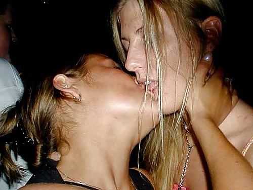 25P Girls kissing! 2.0