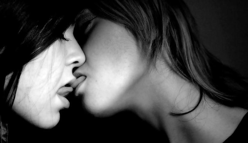 25P Girls kissing! 2.0