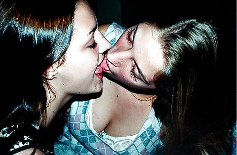 25P Girls kissing! 2.0