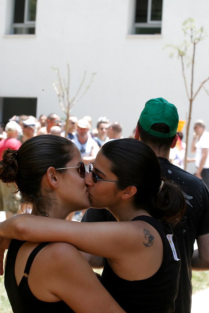 25P Girls kissing! 2.0