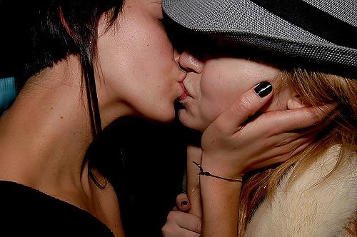 25P Girls kissing! 2.0