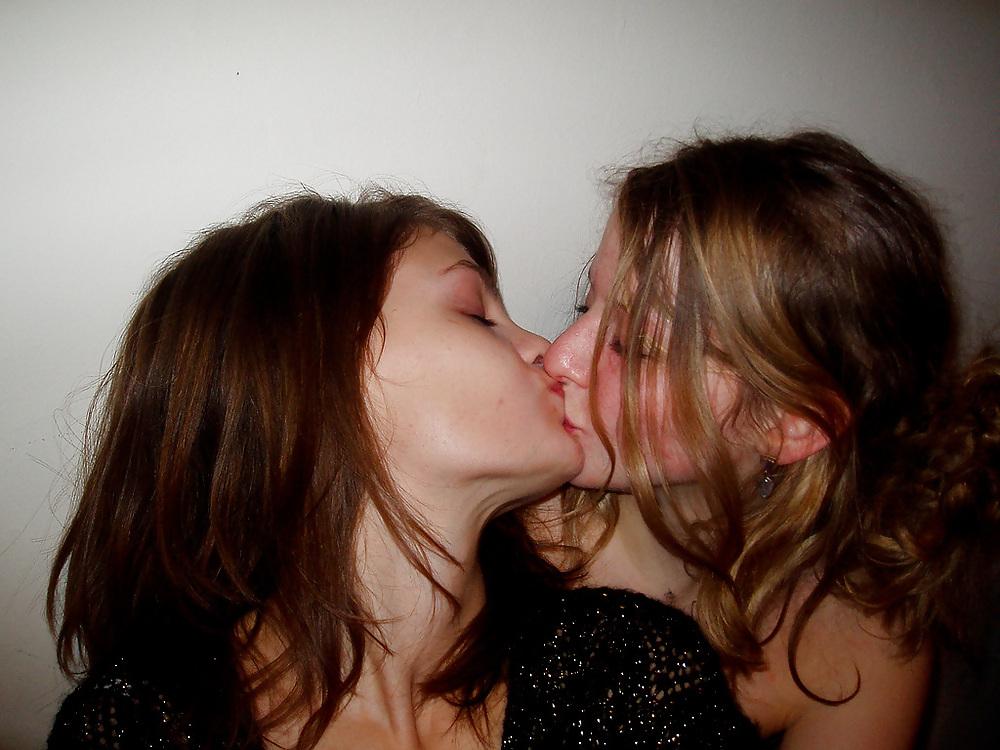 25P Girls kissing! 2.0