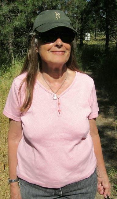 19P Mature ladies braless cleavage pokies 204