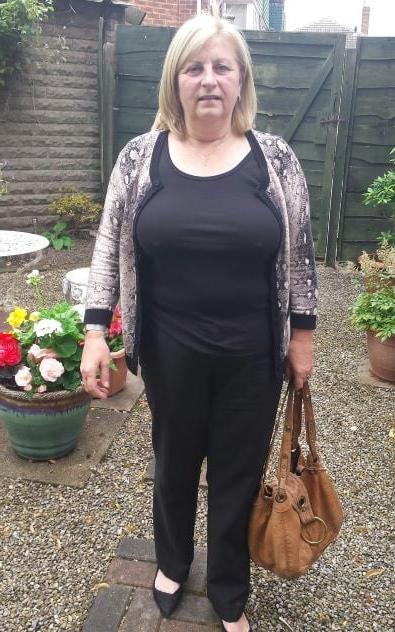 19P Mature ladies braless cleavage pokies 204