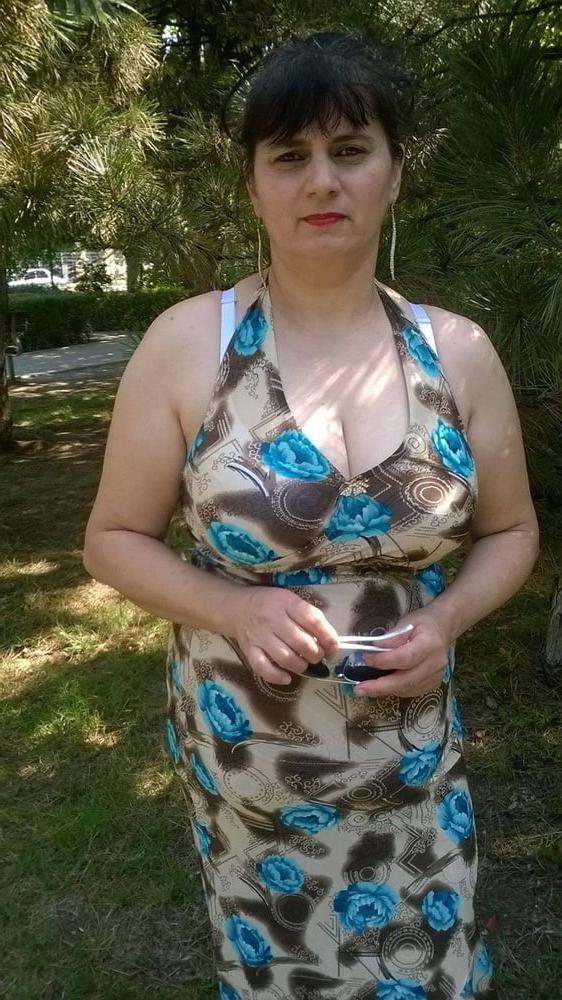19P Mature ladies braless cleavage pokies 204