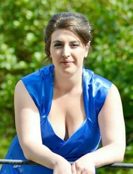19P Mature ladies braless cleavage pokies 204