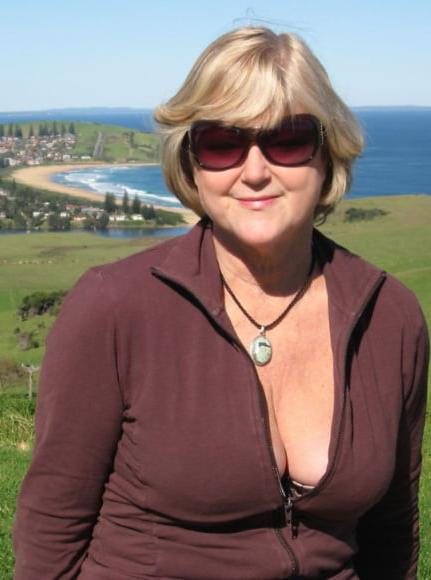 19P Mature ladies braless cleavage pokies 204