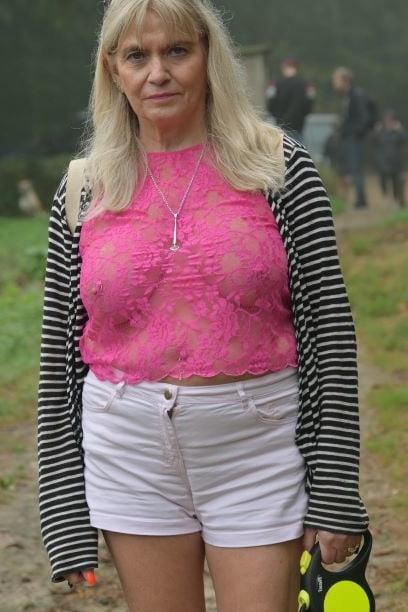 19P Mature ladies braless cleavage pokies 204