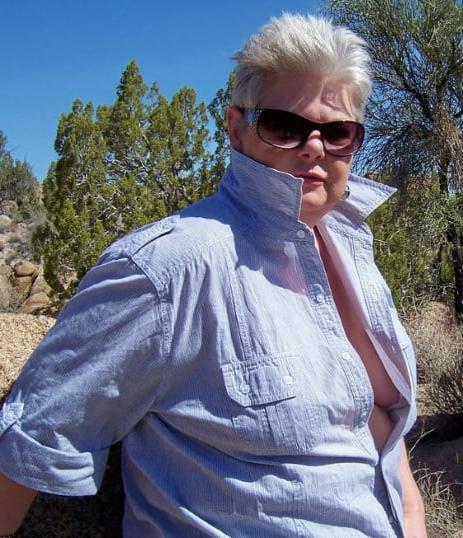 19P Mature ladies braless cleavage pokies 204