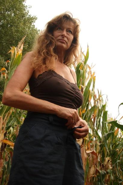 19P Mature ladies braless cleavage pokies 204