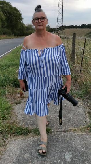 19P Mature ladies braless cleavage pokies 204