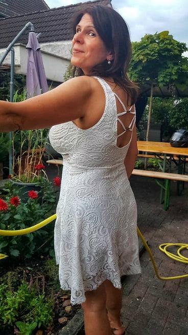 19P Mature ladies braless cleavage pokies 204