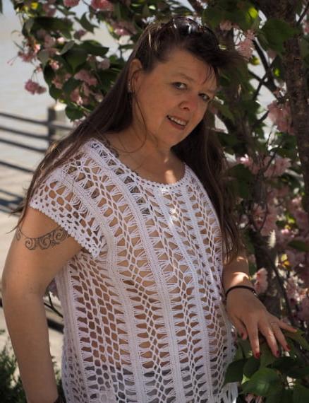 19P Mature ladies braless cleavage pokies 204