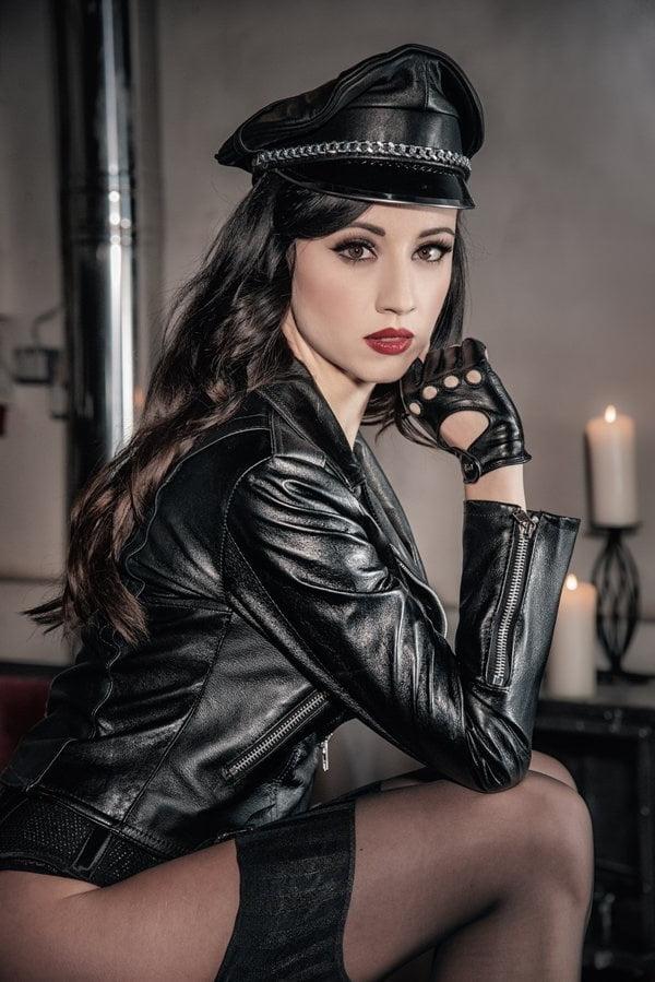 25P FEMDOM PHOTO