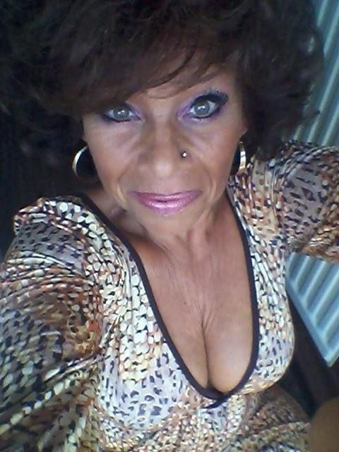 25P Help.im addicted 2 granny cleavage 5
