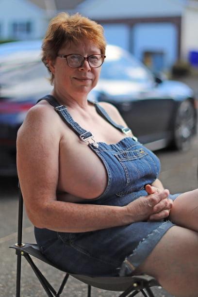 20P Mature ladies braless cleavage pokies 203