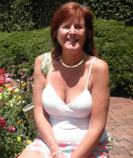 20P Mature ladies braless cleavage pokies 203