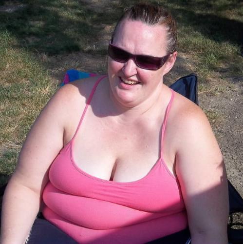 20P Mature ladies braless cleavage pokies 203
