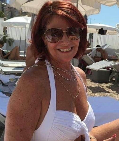 20P Mature ladies braless cleavage pokies 203
