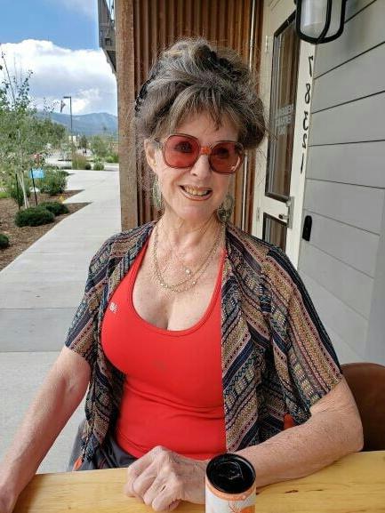 20P Mature ladies braless cleavage pokies 203