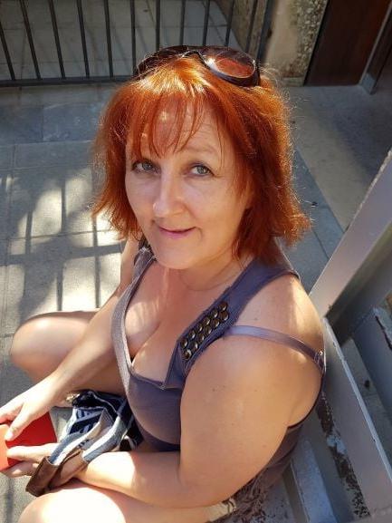 20P Mature ladies braless cleavage pokies 203