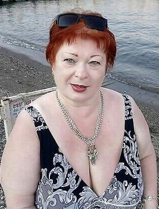 20P Mature ladies braless cleavage pokies 203