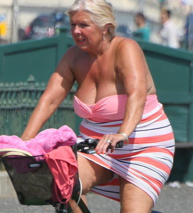 20P Mature ladies braless cleavage pokies 203