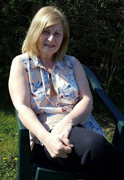 20P Mature ladies braless cleavage pokies 203