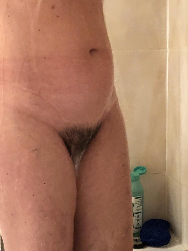 25P A milf beautiful spy in the shower