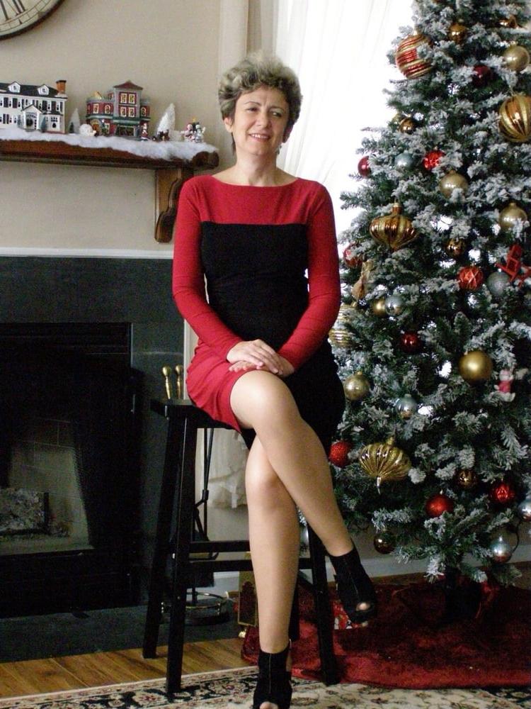 25P Gorgeous milf posing at home 2