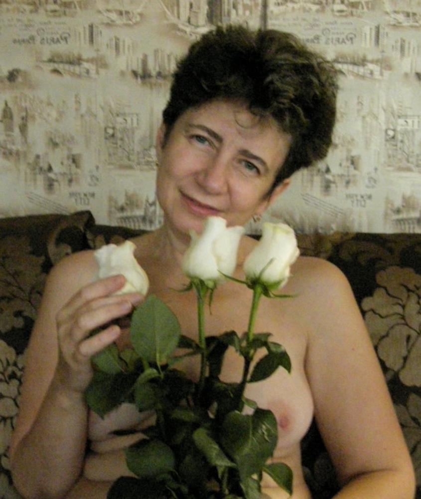 25P Gorgeous milf posing at home 2