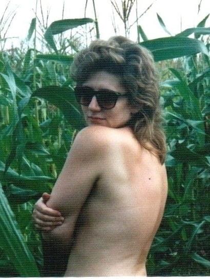 25P Gorgeous milf posing at home 2
