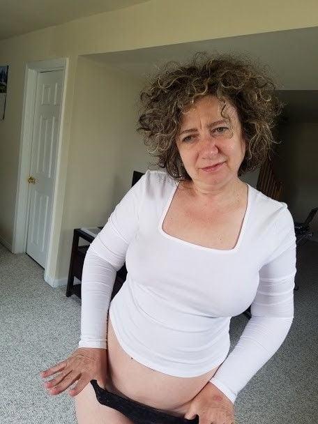 25P Gorgeous milf posing at home 2