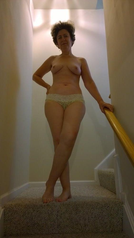25P Gorgeous milf posing at home 2