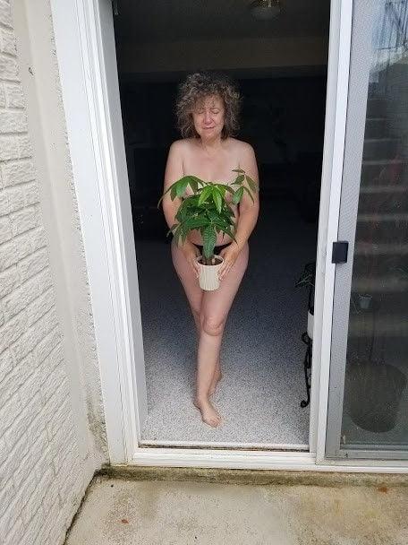 25P Gorgeous milf posing at home 2