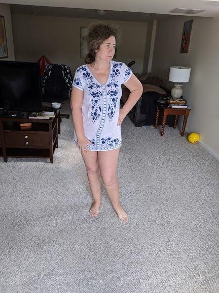 25P Gorgeous milf posing at home 2