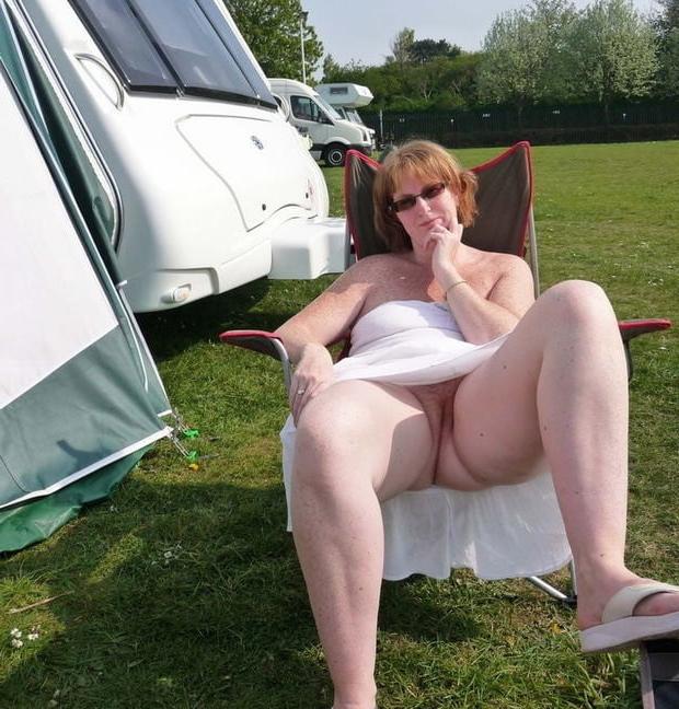 25P Upskirt bottomless no panties 1