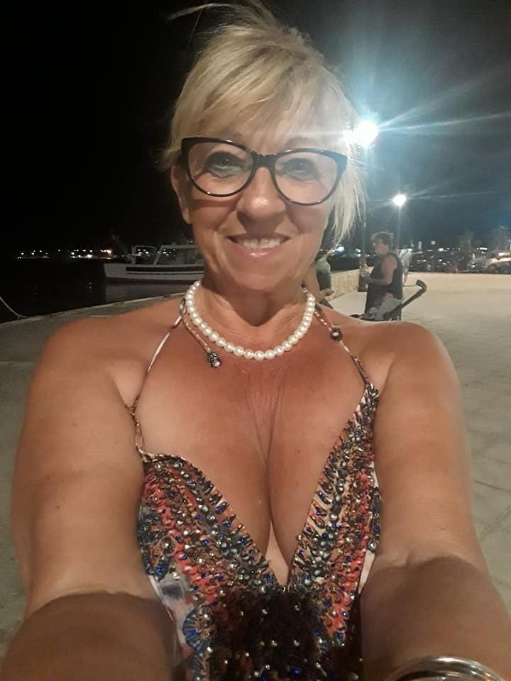 25P Help.im addicted 2 granny cleavage 4