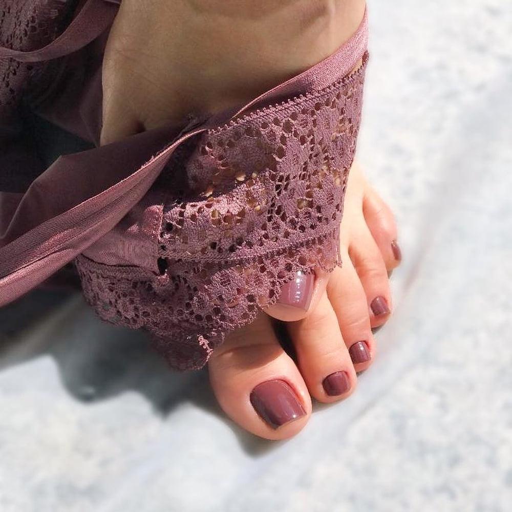 24P Supreme Foot Fetish Faves