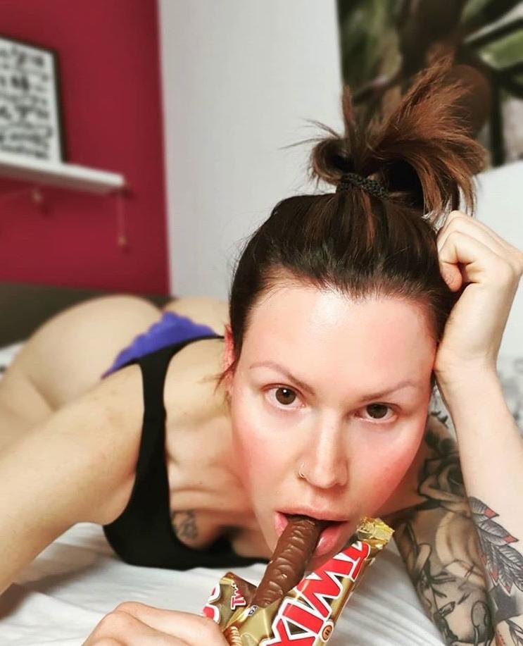 25P Lara B - you naughty Insta Girl